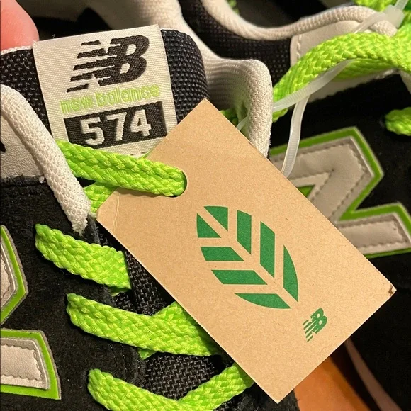 NWT 574 New Balance Kids Black Sneakers with Green Accents big kids size 7